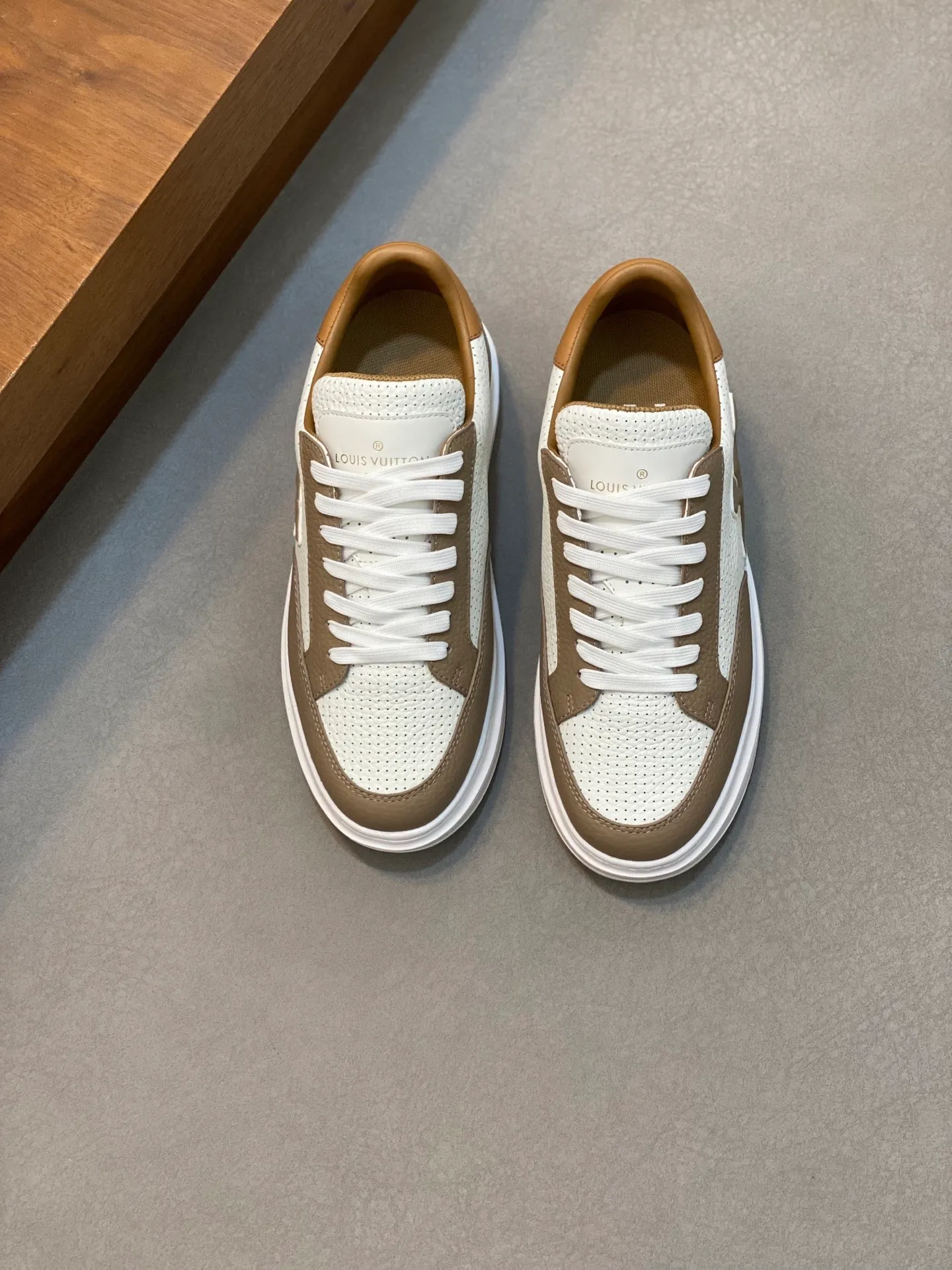 Factory Price: 400💰LV🔍Top Purchasing Agency🇮🇹 Lu Street Boy’s popular sports shoes counter synchronized, uppers imported from Italy cowhide fabric, high-quality complex splicing crafts, imported water-dyed cowhide lining cowhide feet Sole: Original sole provided by the original factory, T men's men's shoes 💰U exclusive movable molded sole, super comfortable, original factory follow-up goods, 🔍🔍high quality, can be entered and exited the counter at will, welcome to compare, code number 39-44 (order 38 45)